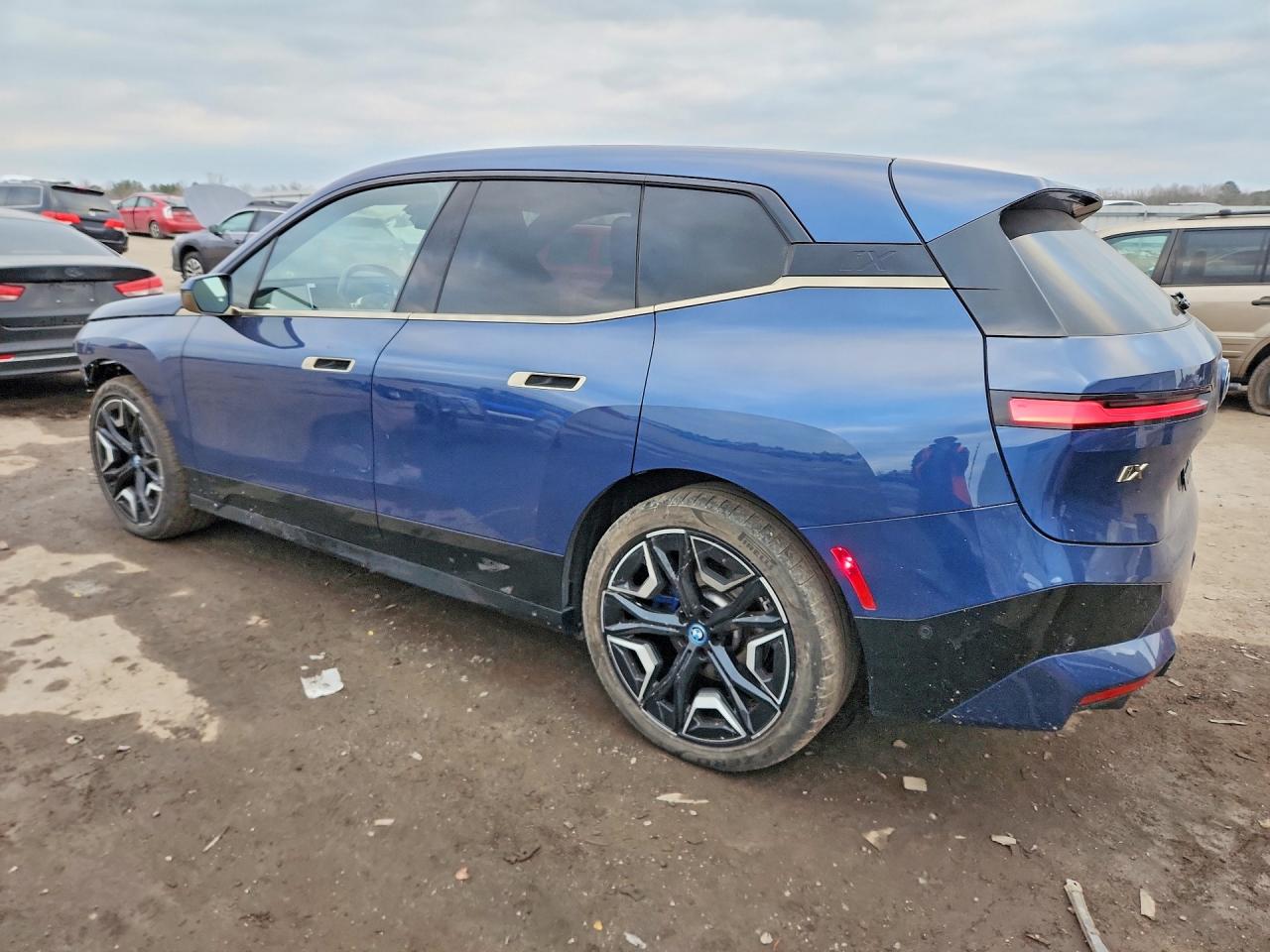2023 BMW Ix xdrive5 VIN WB523CF09PCL20818 photo 2
