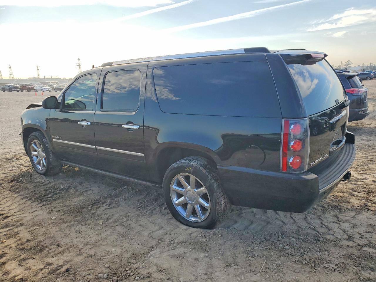 2013 GMC Yukon VIN 1GKS1MEF2DR359821 photo 2