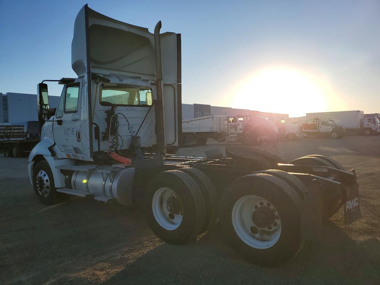 2014 International All models VIN 1HSDHSNR8EH033325 photo 3