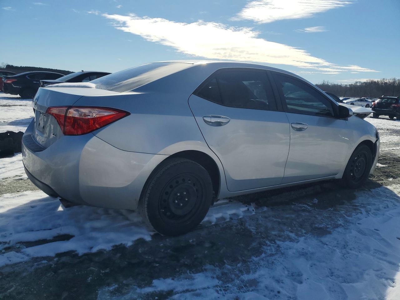 2018 Toyota Corolla VIN 5YFBURHE8JP773629 photo 3