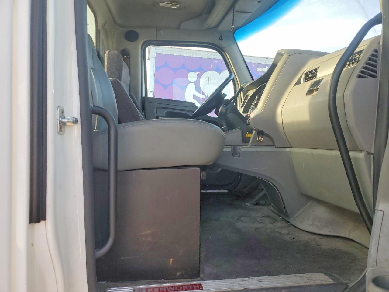 2016 KENWORTH All models VIN 1XKYA48X8GJ496618 photo 5