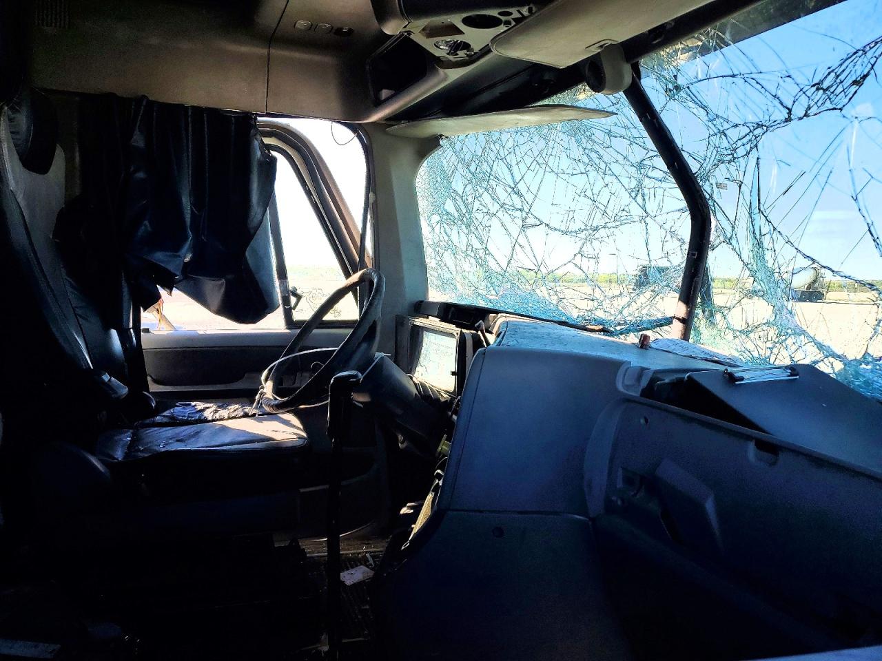2004 FREIGHTLINER Conventional VIN 1FUJA6CG24LM38223 photo 5