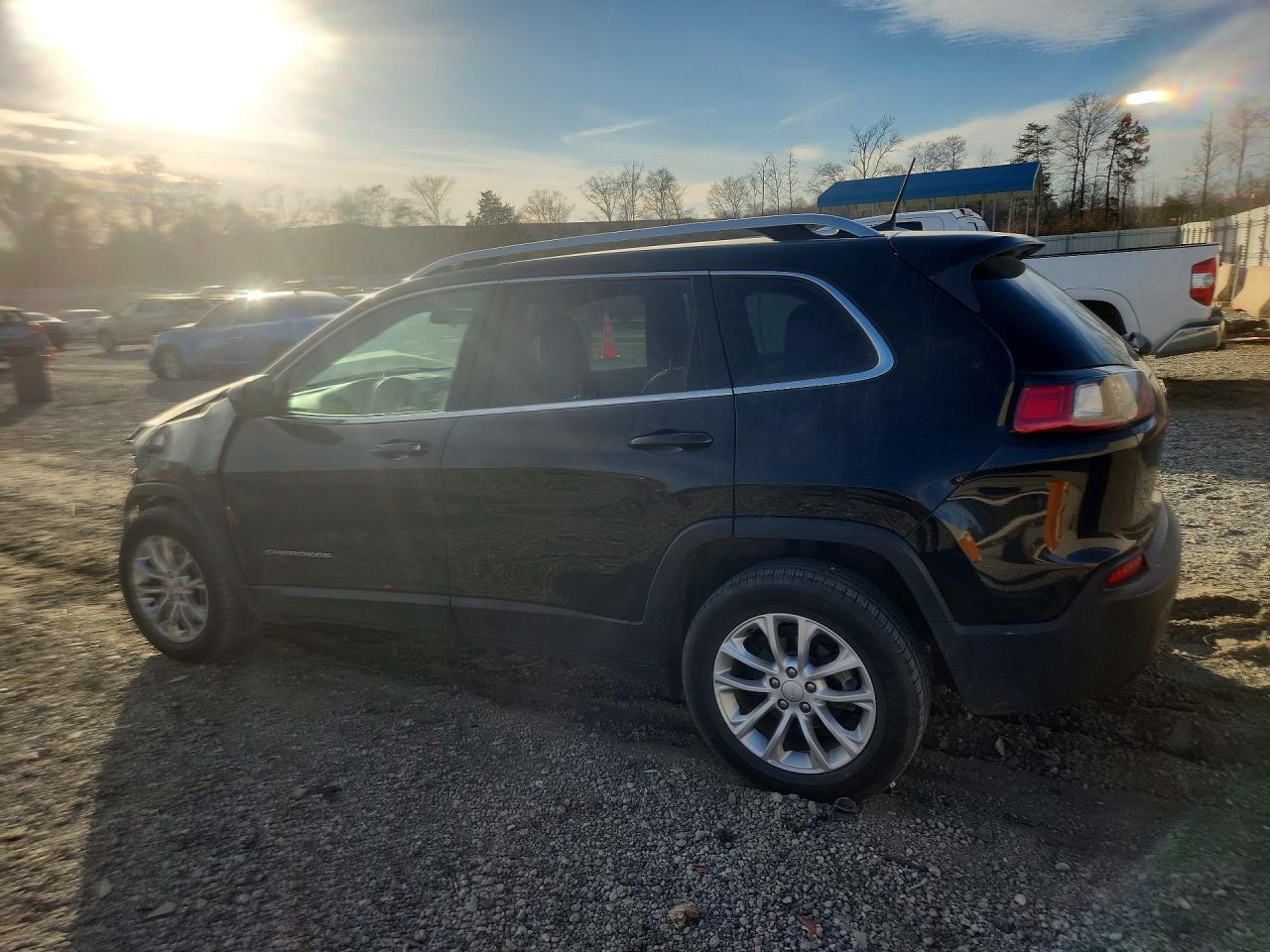 2019 Jeep Grand cher VIN 1C4PJLCBXKD249346 photo 2