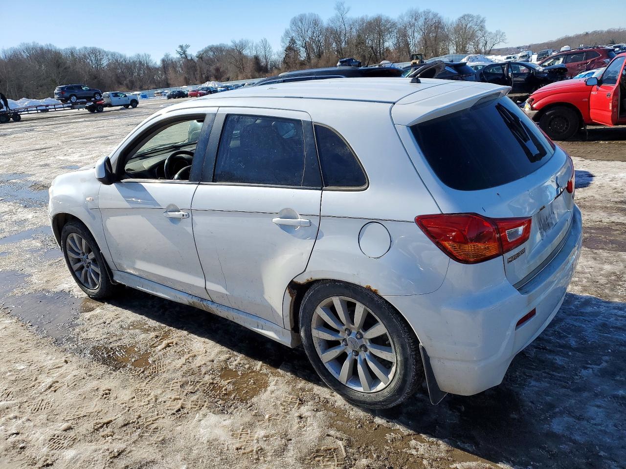 2011 Mitsubishi Outlander VIN JA4AR4AU5BZ005383 photo 2