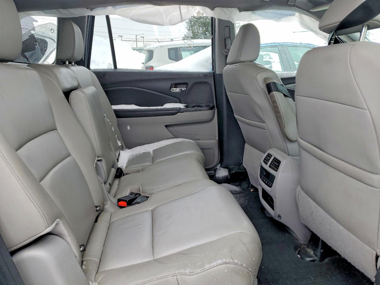 2018 Honda Pilot VIN 5FNYF6H55JB011597 photo 11