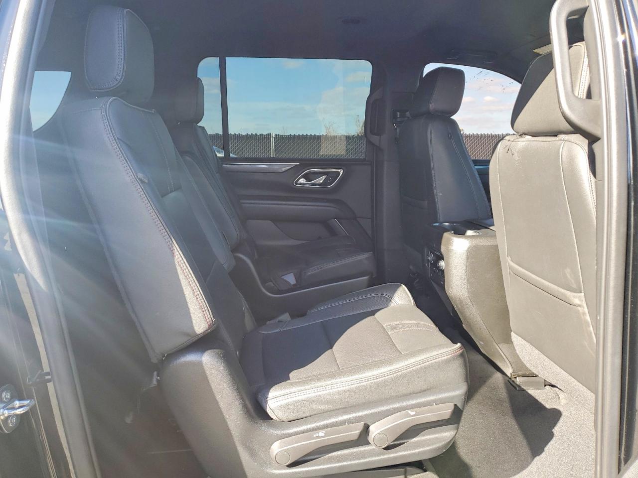 2022 Chevrolet Suburban VIN 1GNSCEKD3NR361035 photo 11