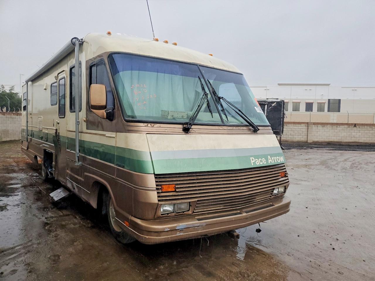 1988 CHEV All models VIN 1GBKP37W0J3307799 photo 1