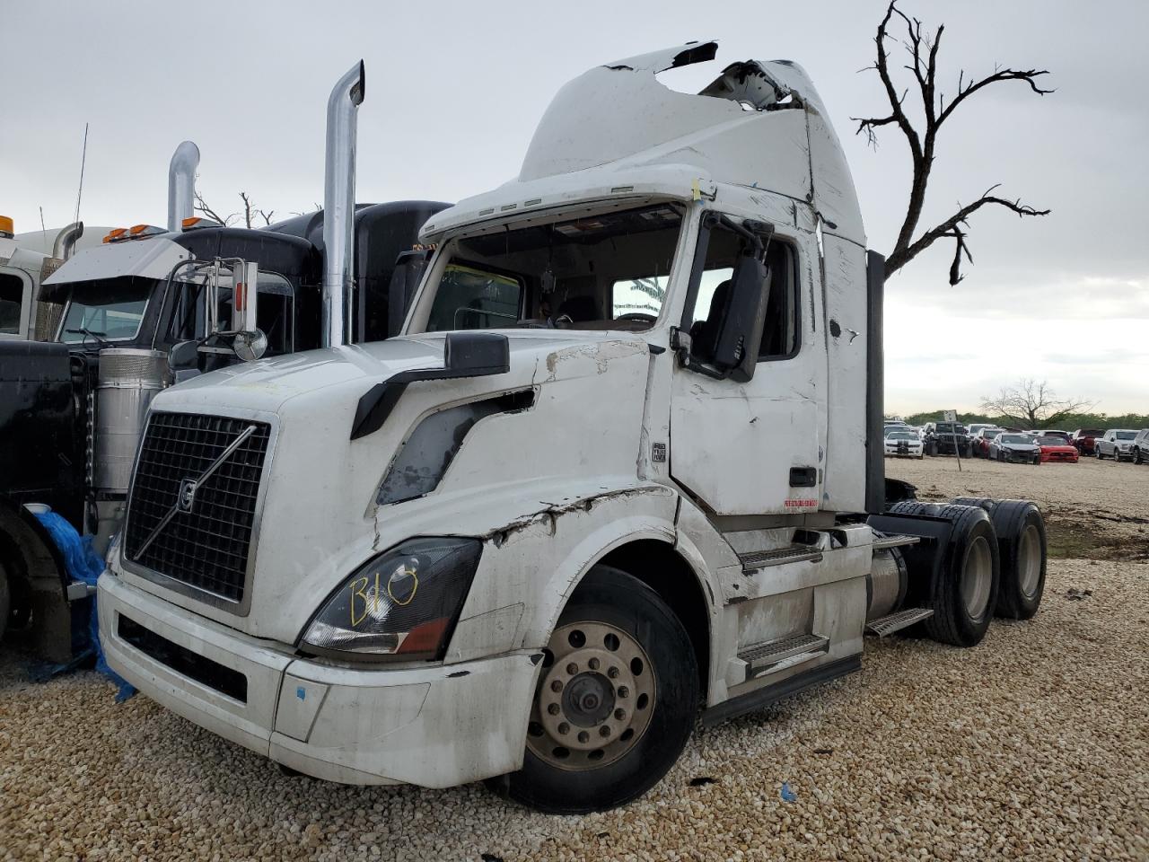2018 VOLVO Vn VIN 4V4NC9EH0JN999664 photo 2