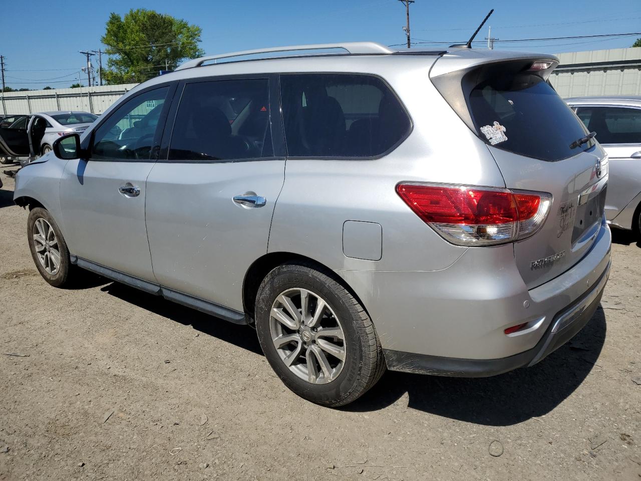 2016 Nissan Pathfinder VIN 5N1AR2MN7GC653439 photo 2
