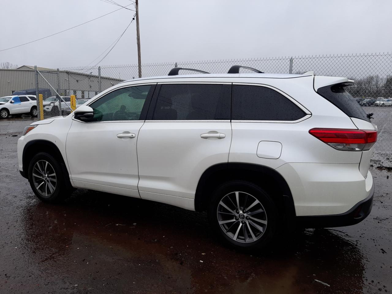 2018 Toyota Highlander VIN 5TDJZRFHXJS908336 photo 2