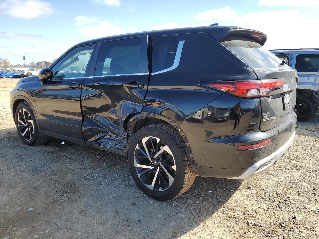 2023 Mitsubishi Outlander VIN JA4J3UA88PZ026420 photo 2