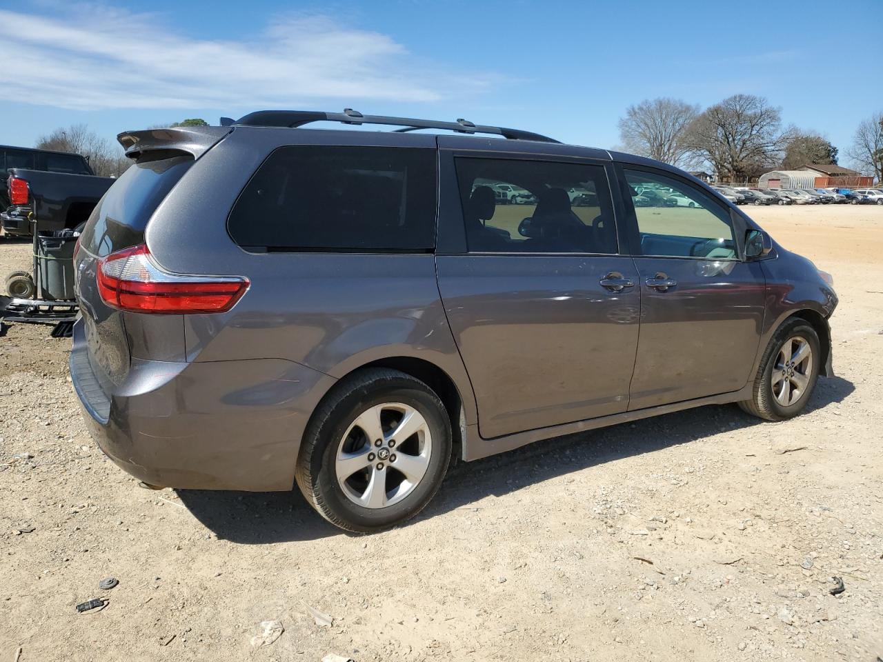 2018 Toyota Sienna le VIN 5TDKZ3DC1JS929696 photo 3