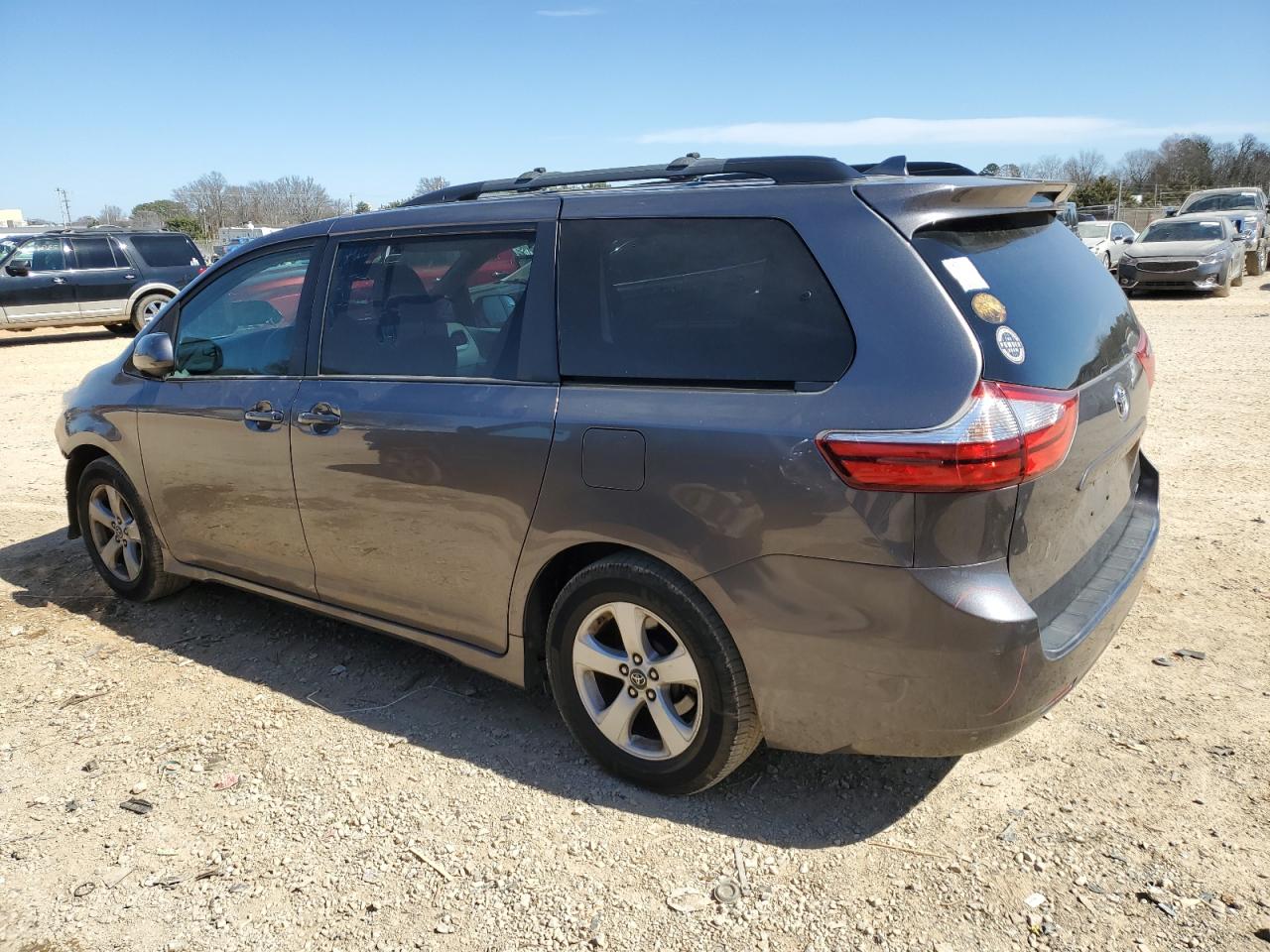 2018 Toyota Sienna le VIN 5TDKZ3DC1JS929696 photo 2