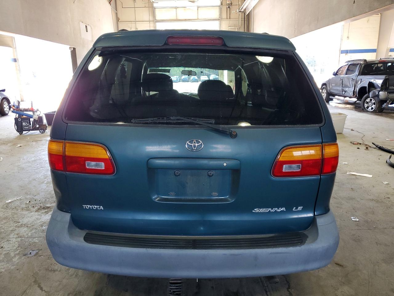 1998 Toyota Sienna VIN 4T3ZF13C4WU036067 photo 6