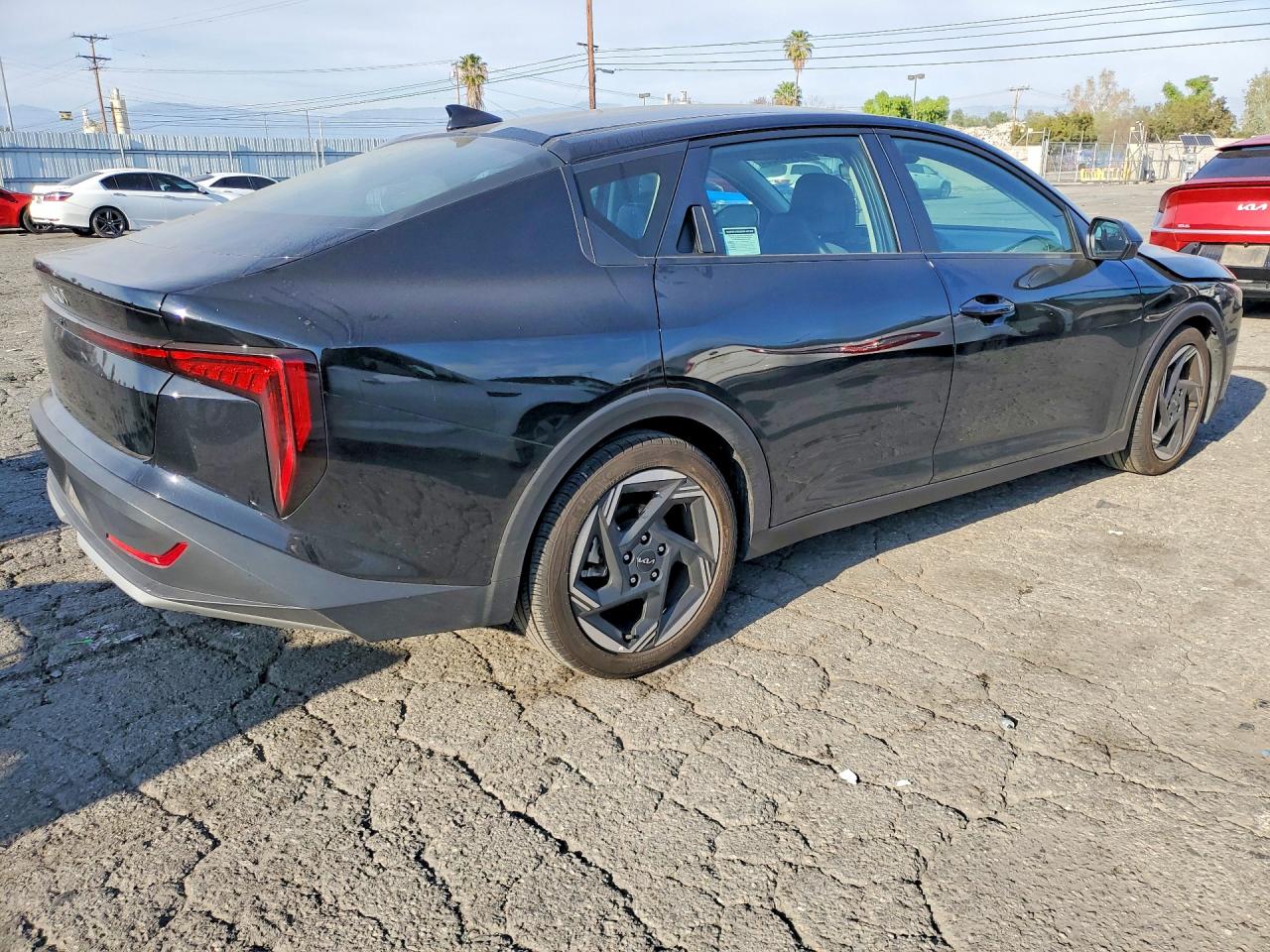 2025 Kia All other VIN 3KPFU4DE0SE033828 photo 3