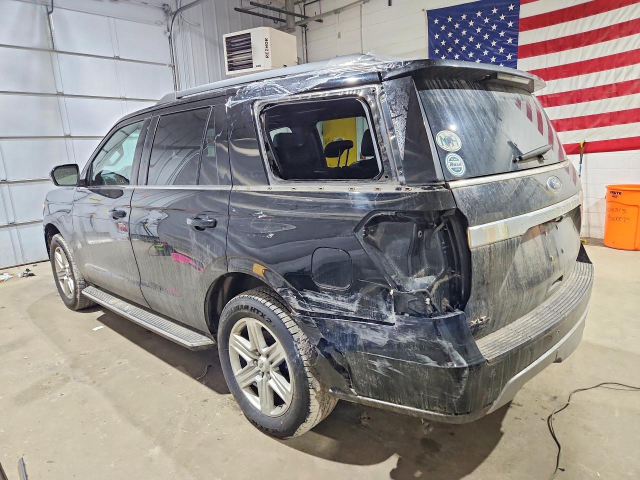 2018 Ford Expedition VIN 1FMJU1JTXJEA42702 photo 2