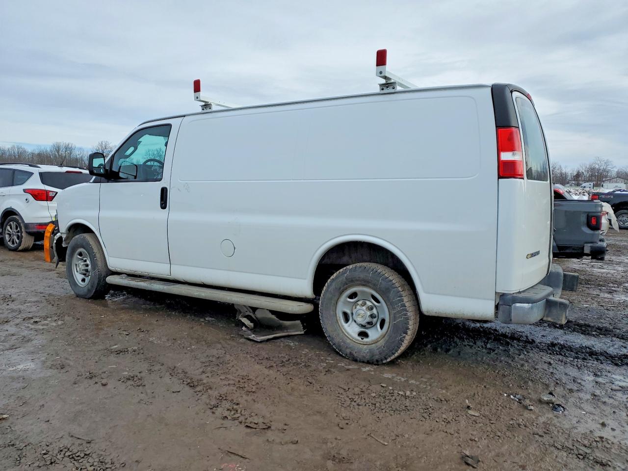 2023 Chevy Express 2 VIN 1GCWGAFP8P1141872 photo 2
