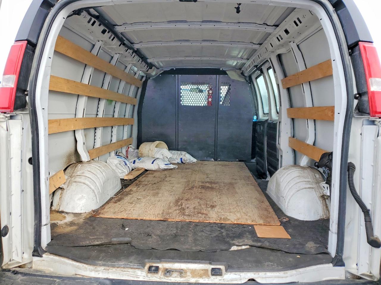 2023 Chevy Express 2 VIN 1GCWGAFP8P1141872 photo 10