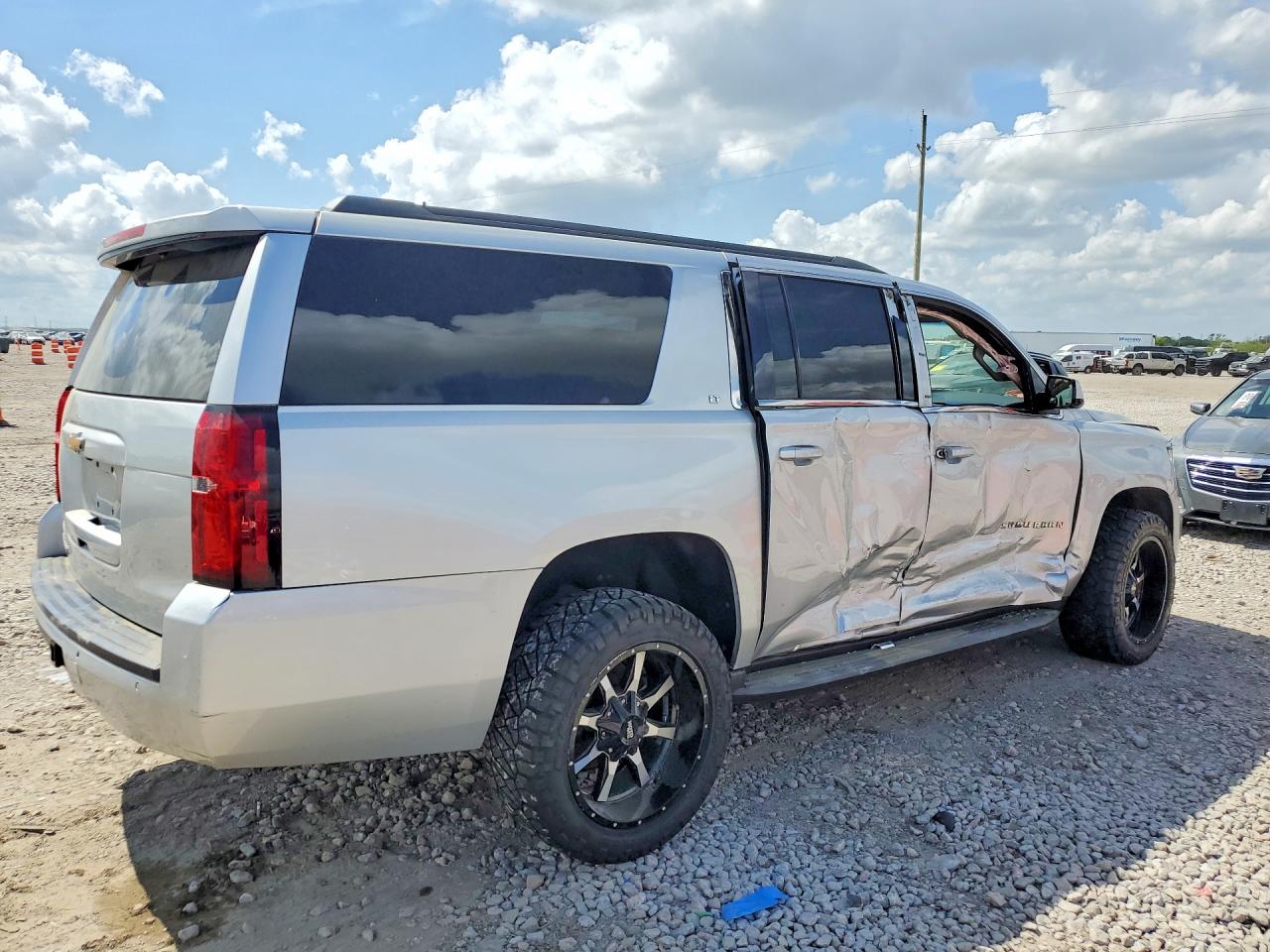 2020 Chevrolet Suburban VIN 1GNSKHKC3LR101596 photo 3