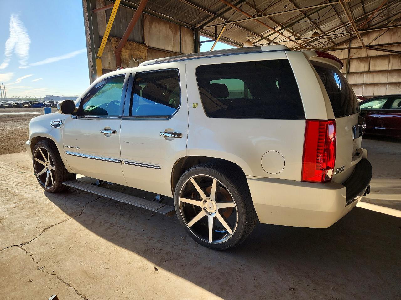 2009 CADI Escalade VIN 1GYFC43509R135191 photo 2