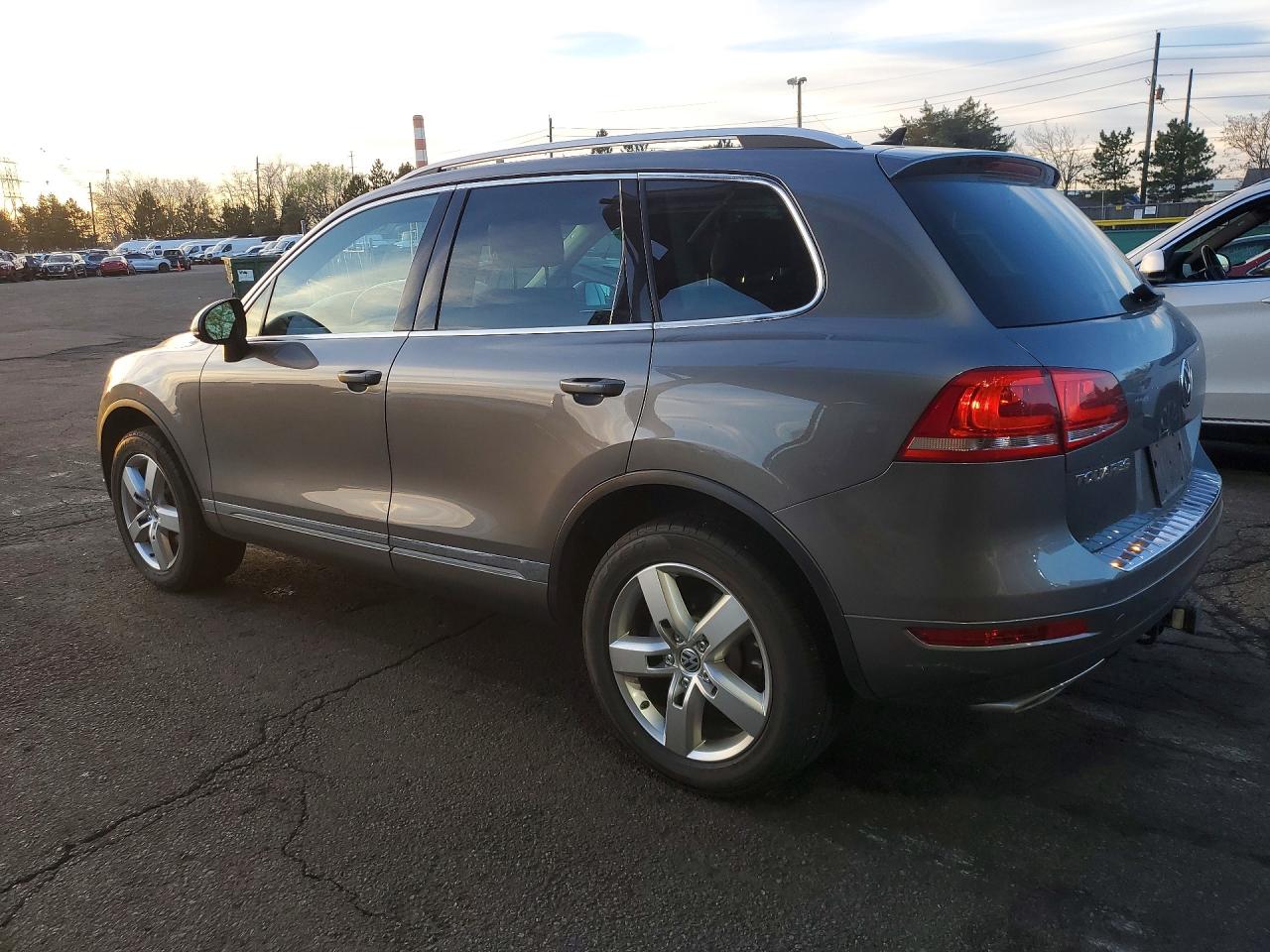 2013 Volkswagen Touareg VIN WVGEP9BP9DD010343 photo 2