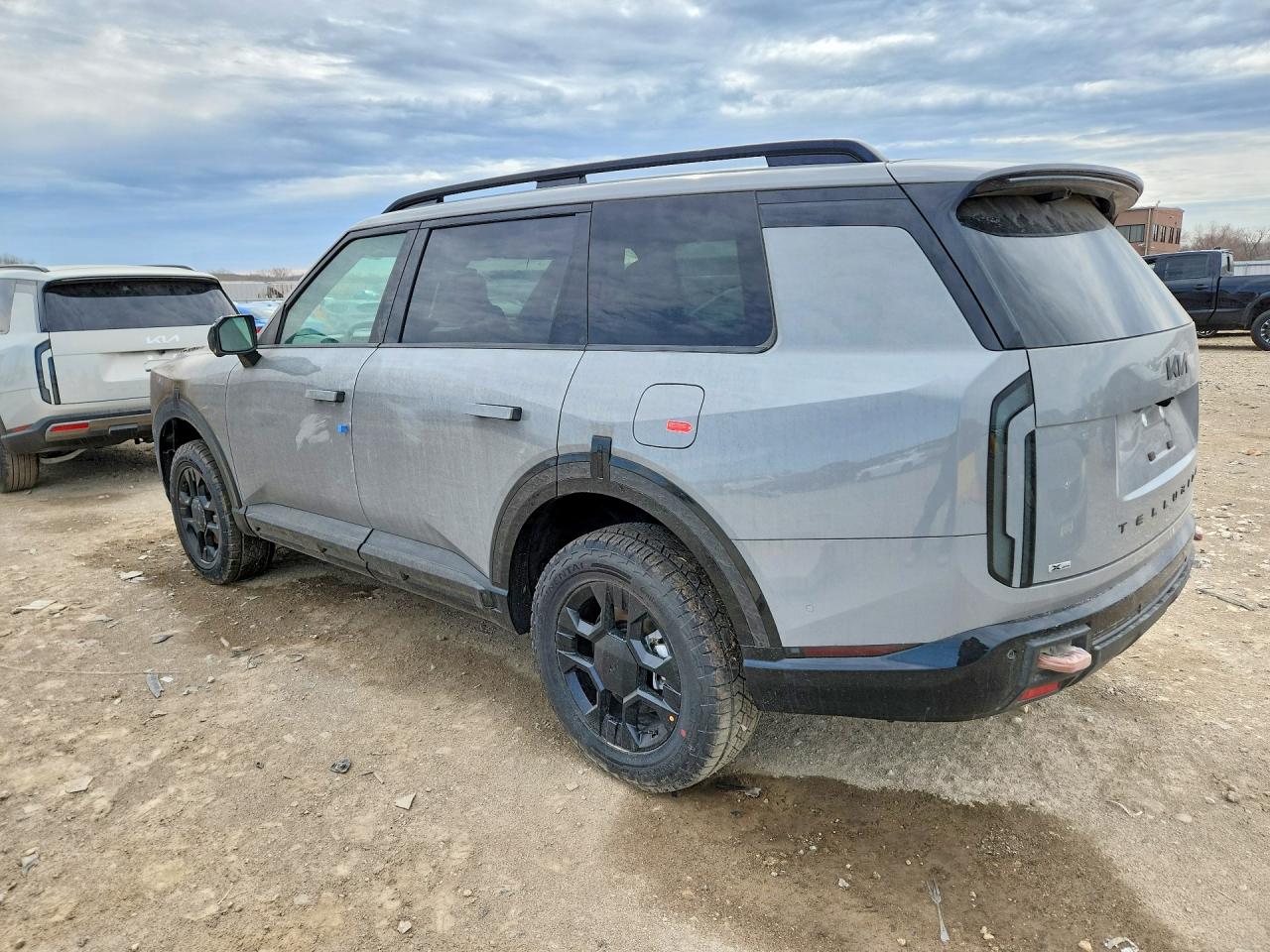 2027 Kia Telluride VIN 5XYPLES18VG005750 photo 2