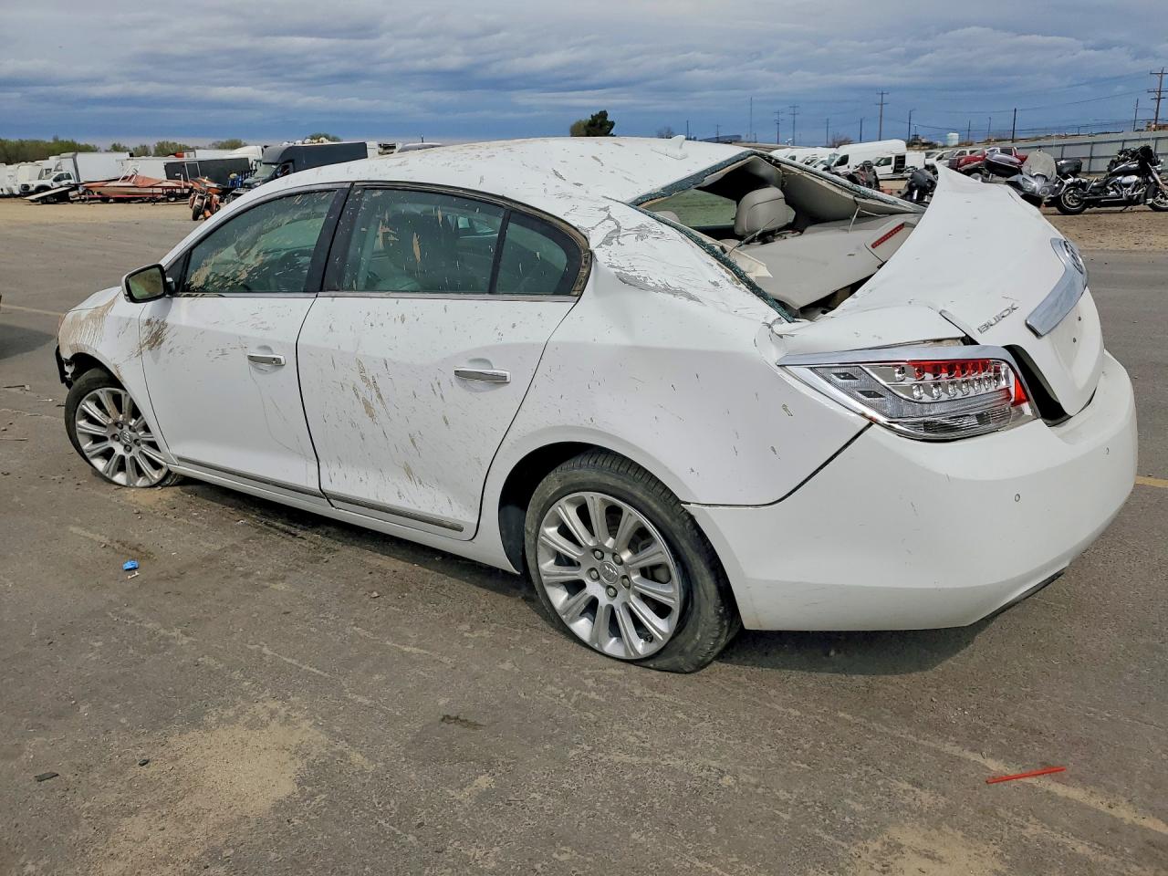 2013 Buick Lacrosse VIN 1G4GC5E38DF233189 photo 2