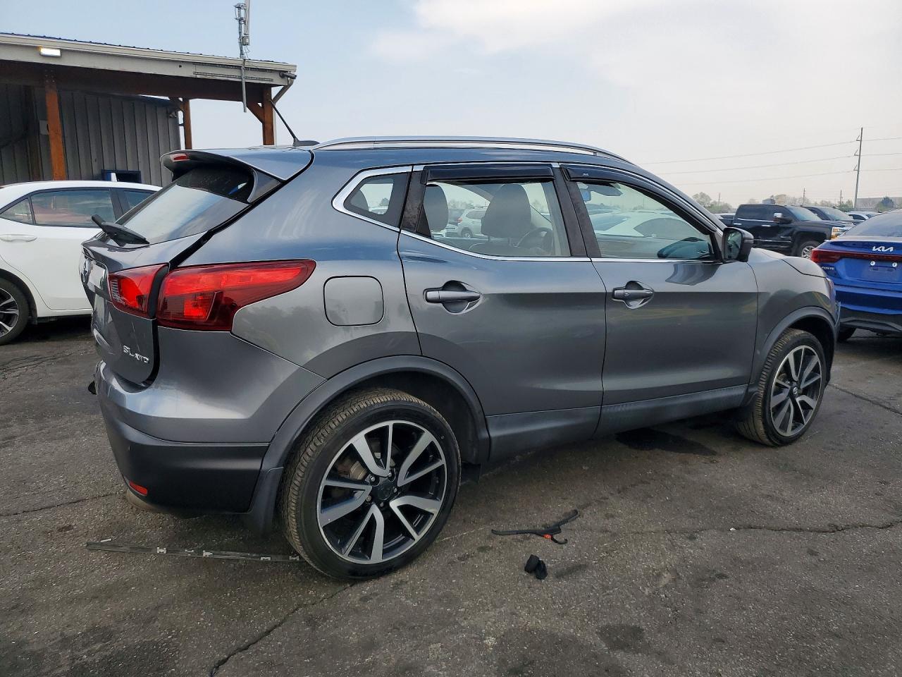 2018 Nissan Rogue VIN JN1BJ1CR9JW261537 photo 3