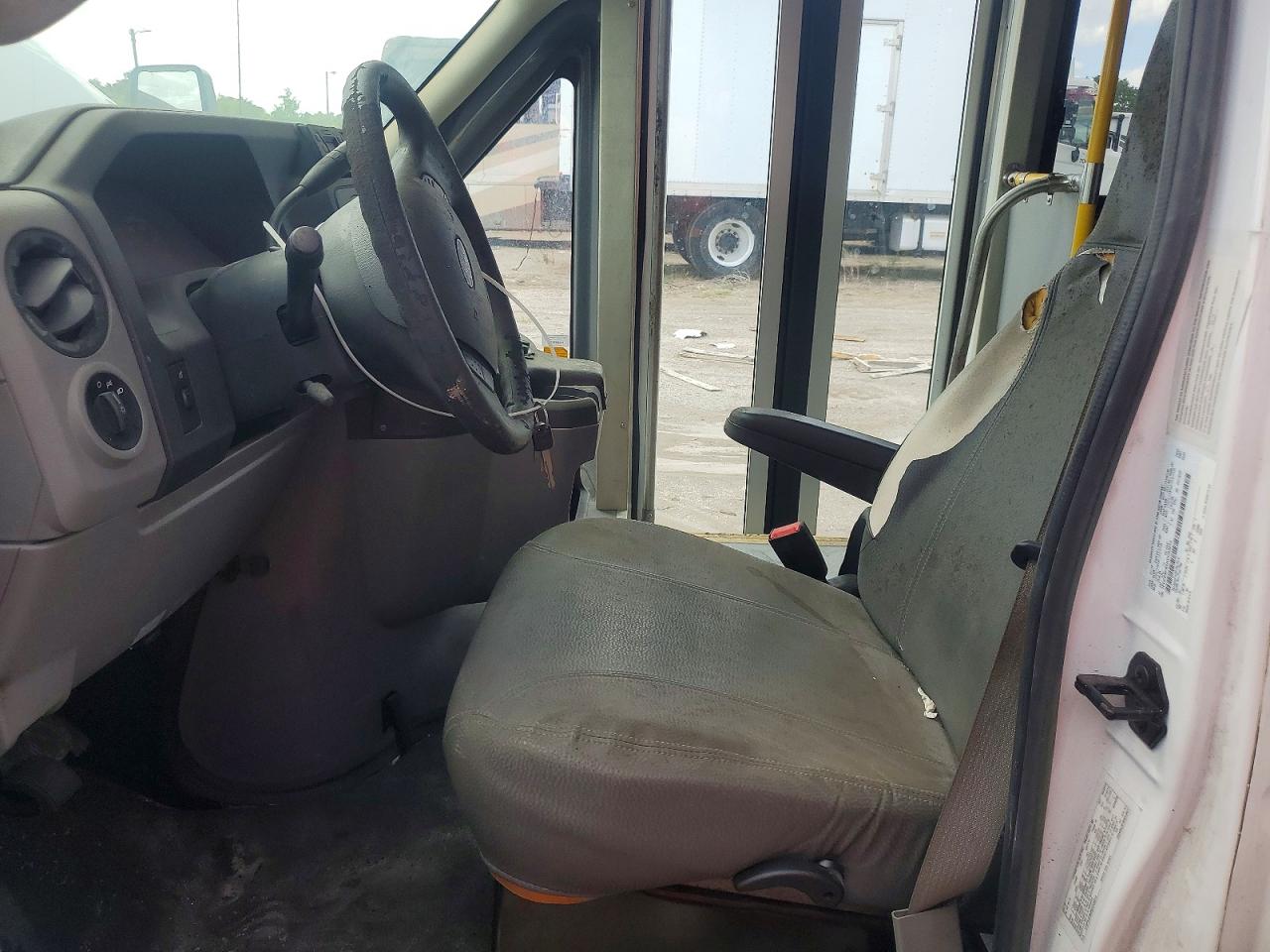 2019 Ford Econoline VIN 1FDFE4FS0KDC03215 photo 7
