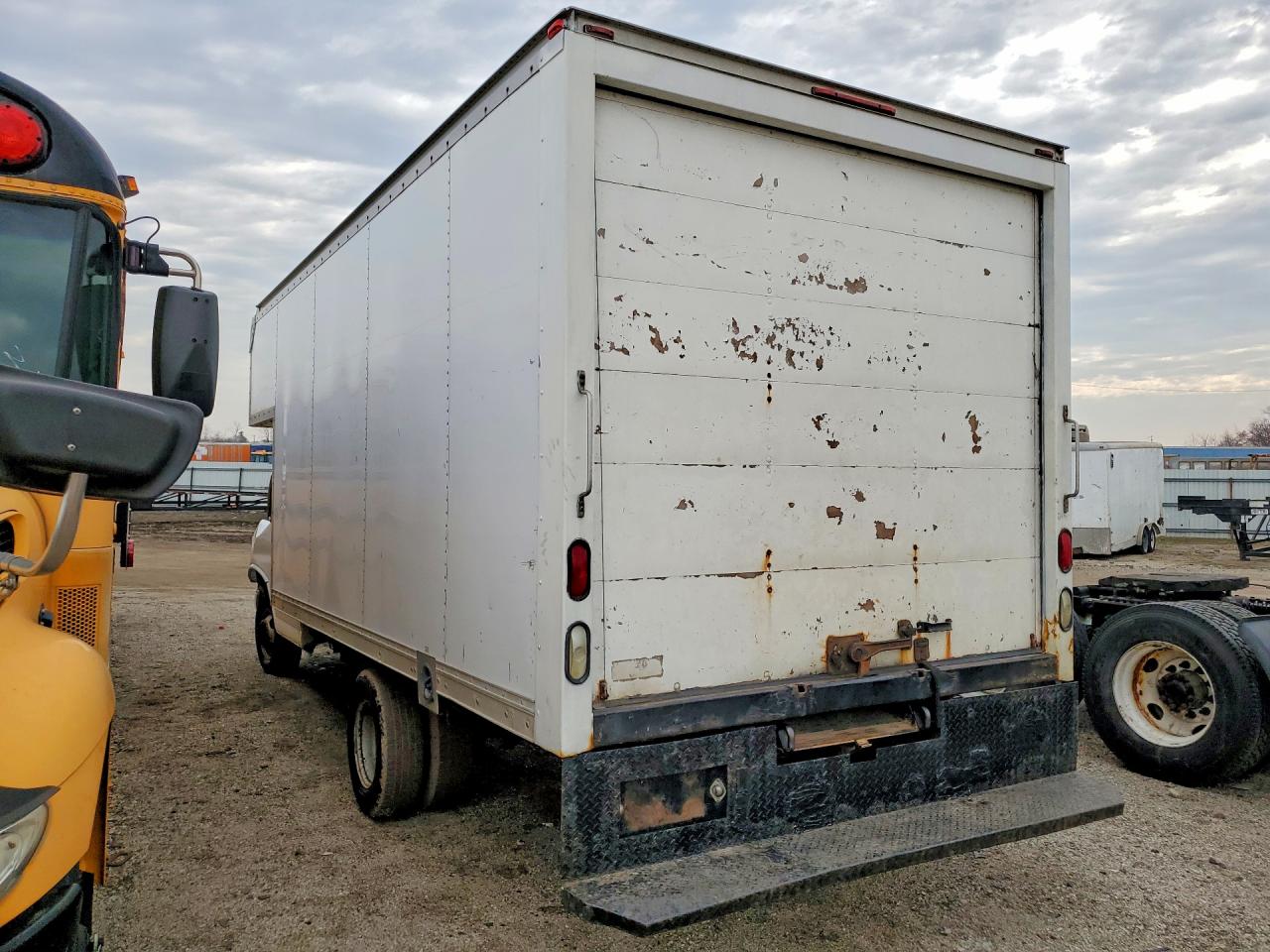2005 CHEVROLET Express VIN 1GBJG31U451165686 photo 2