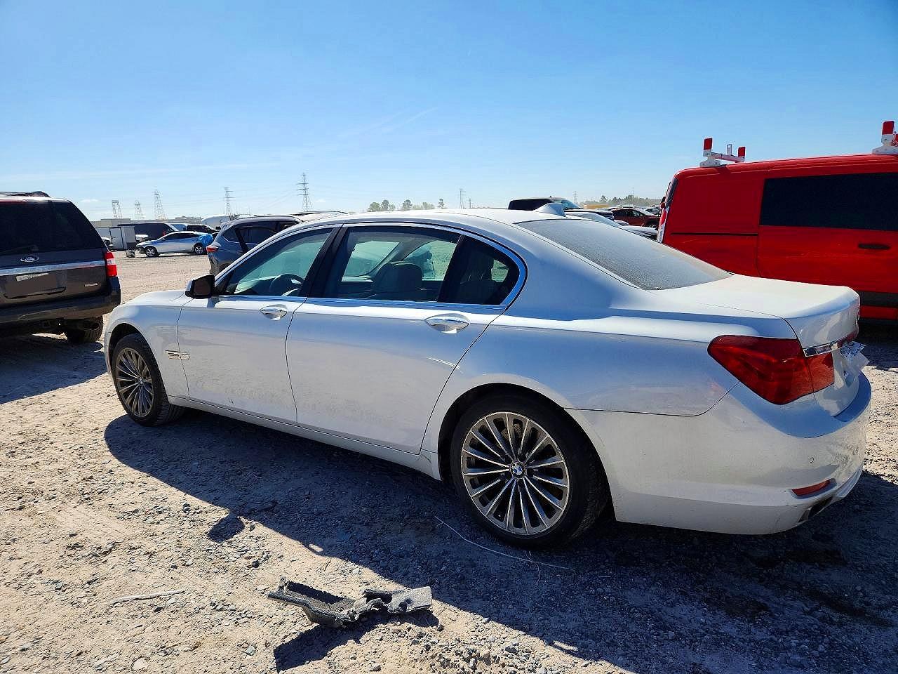 2011 BMW 7 series VIN WBAKB8C58BCY66973 photo 2