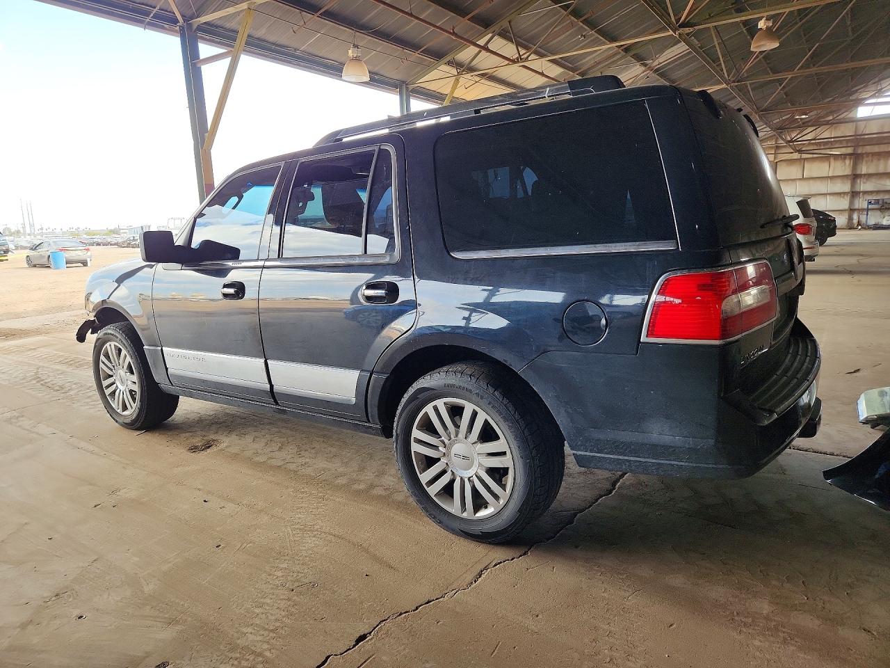 2010 Lincoln Navigator VIN 5LMJJ2H51AEJ09433 photo 2