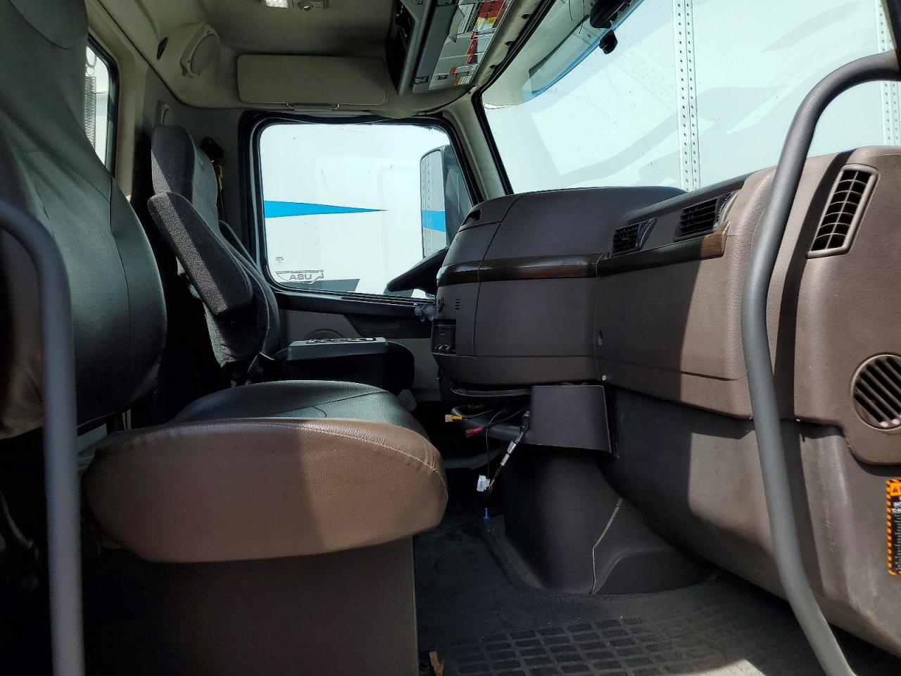 2016 Volvo Vn VIN 4V4N39TGXGN965492 photo 5