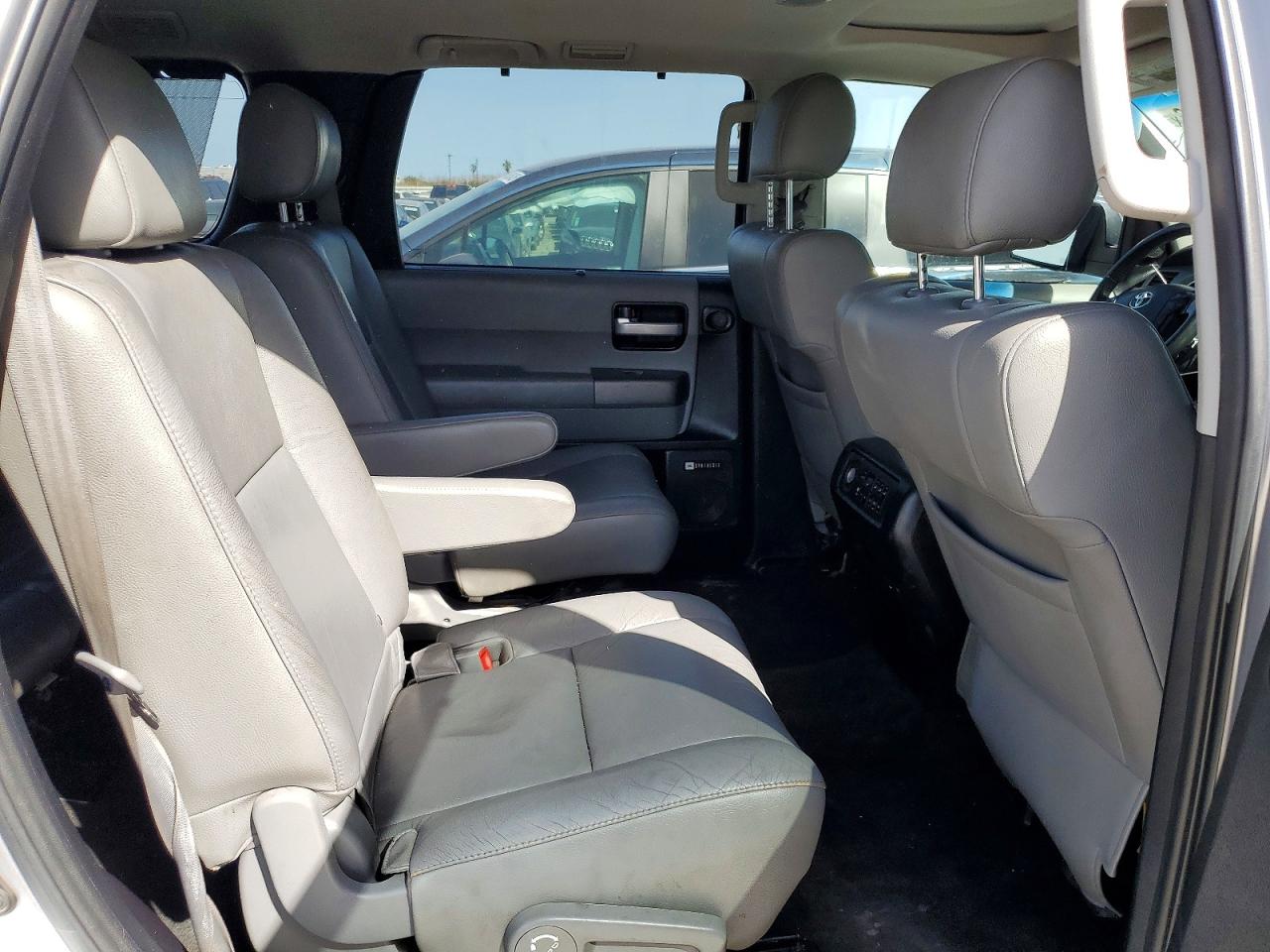 2013 Toyota Sequoia VIN 5TDKY5G14DS049685 photo 11