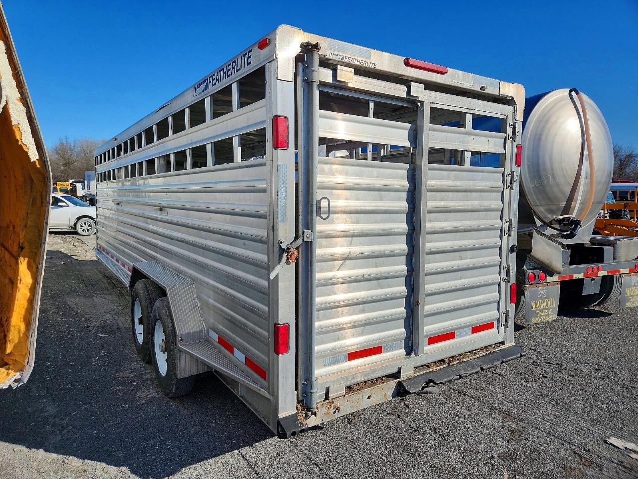 2010 FEATHERLITE 8127 VIN 4FGB22420AC115721 photo 3