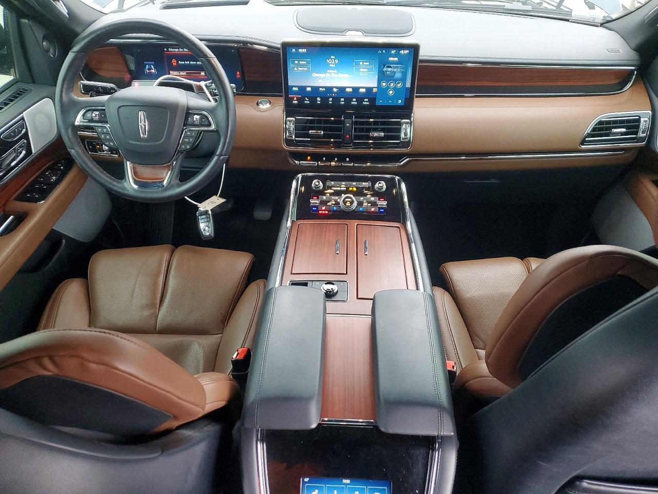 2024 Lincoln Navigator VIN 5LMJJ2LG2REL00329 photo 8