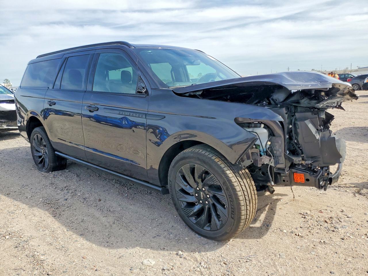 2025 Lincoln Navigator VIN 5LMJJ3LG5SEL21347 photo 4