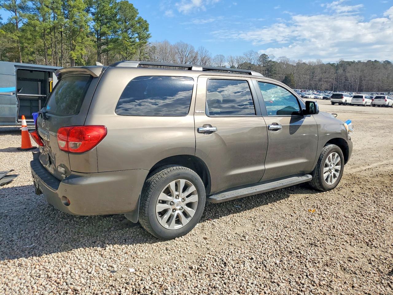 2010 Toyota Sequoia VIN 5TDJW5G10AS025428 photo 3