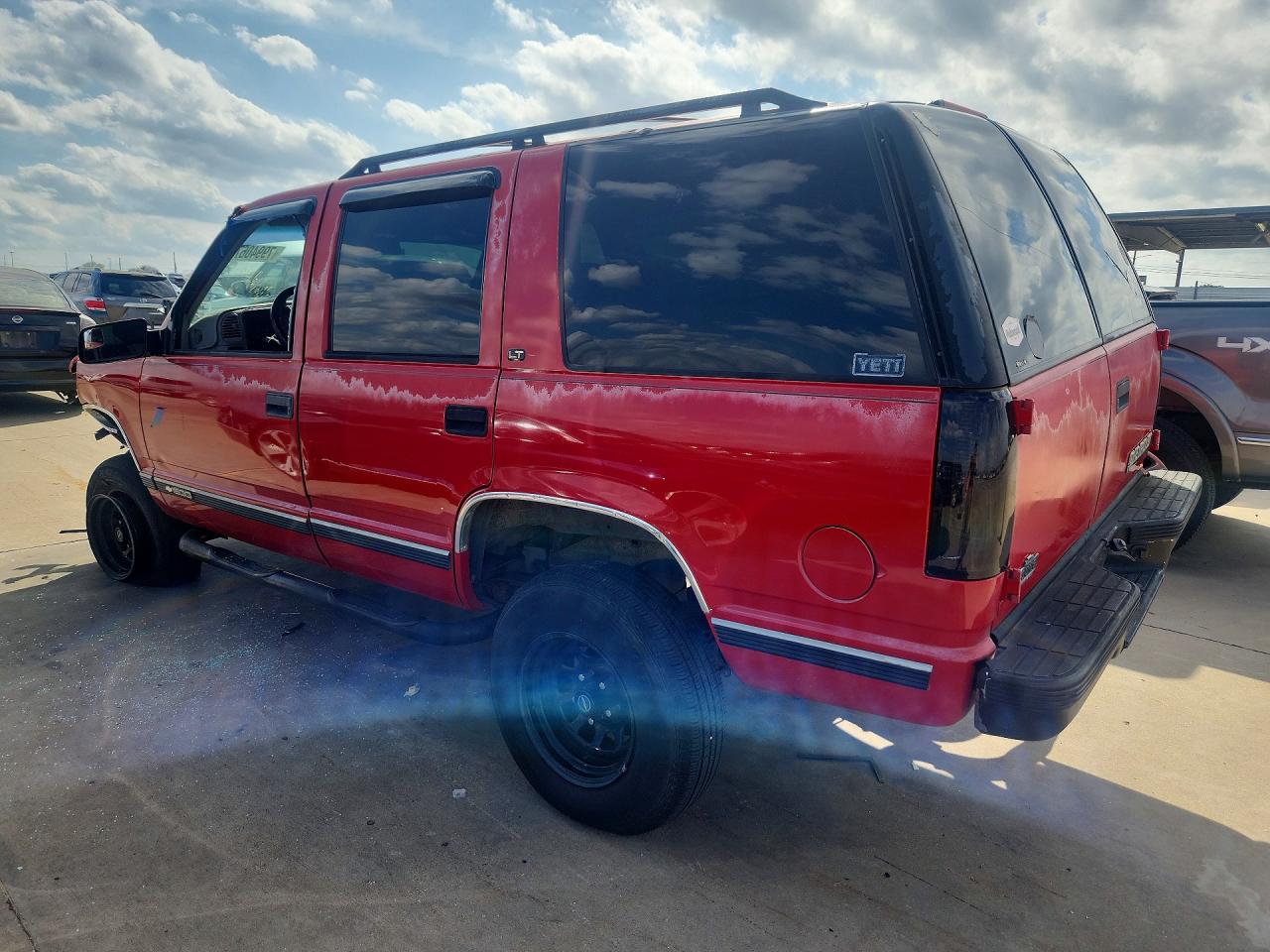 1997 Chevrolet Tahoe VIN 1GNEC13R6VJ435644 photo 2