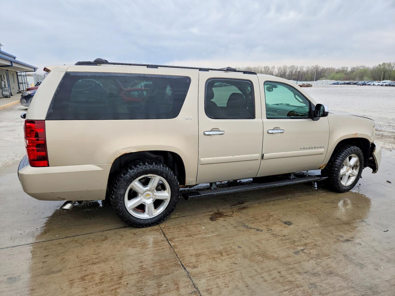 2008 Chevrolet Suburban VIN 1GNFK16328J110136 photo 3