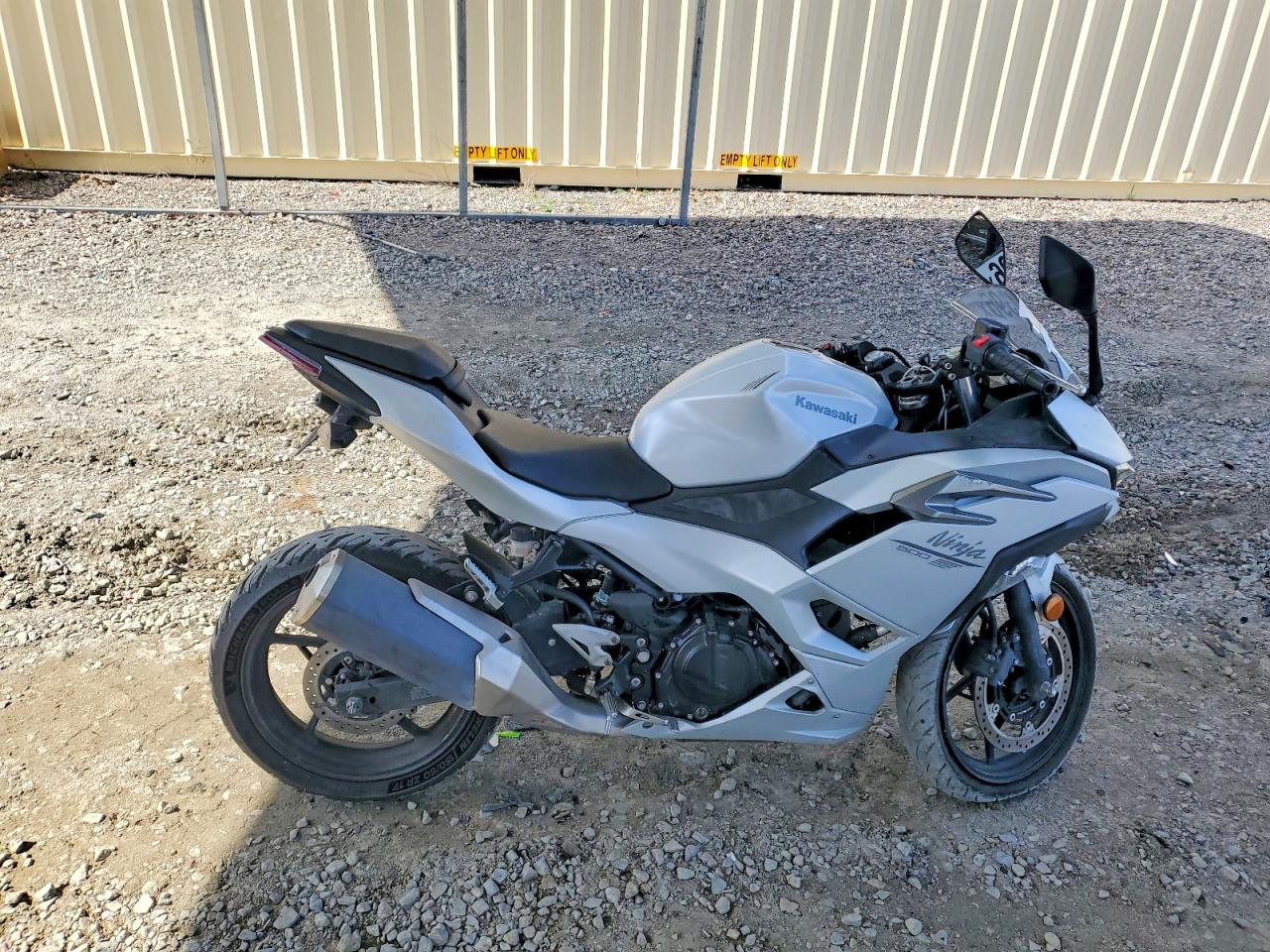 2025 Kawasaki Ex VIN ML5EXGH1XSDA50064 photo 1
