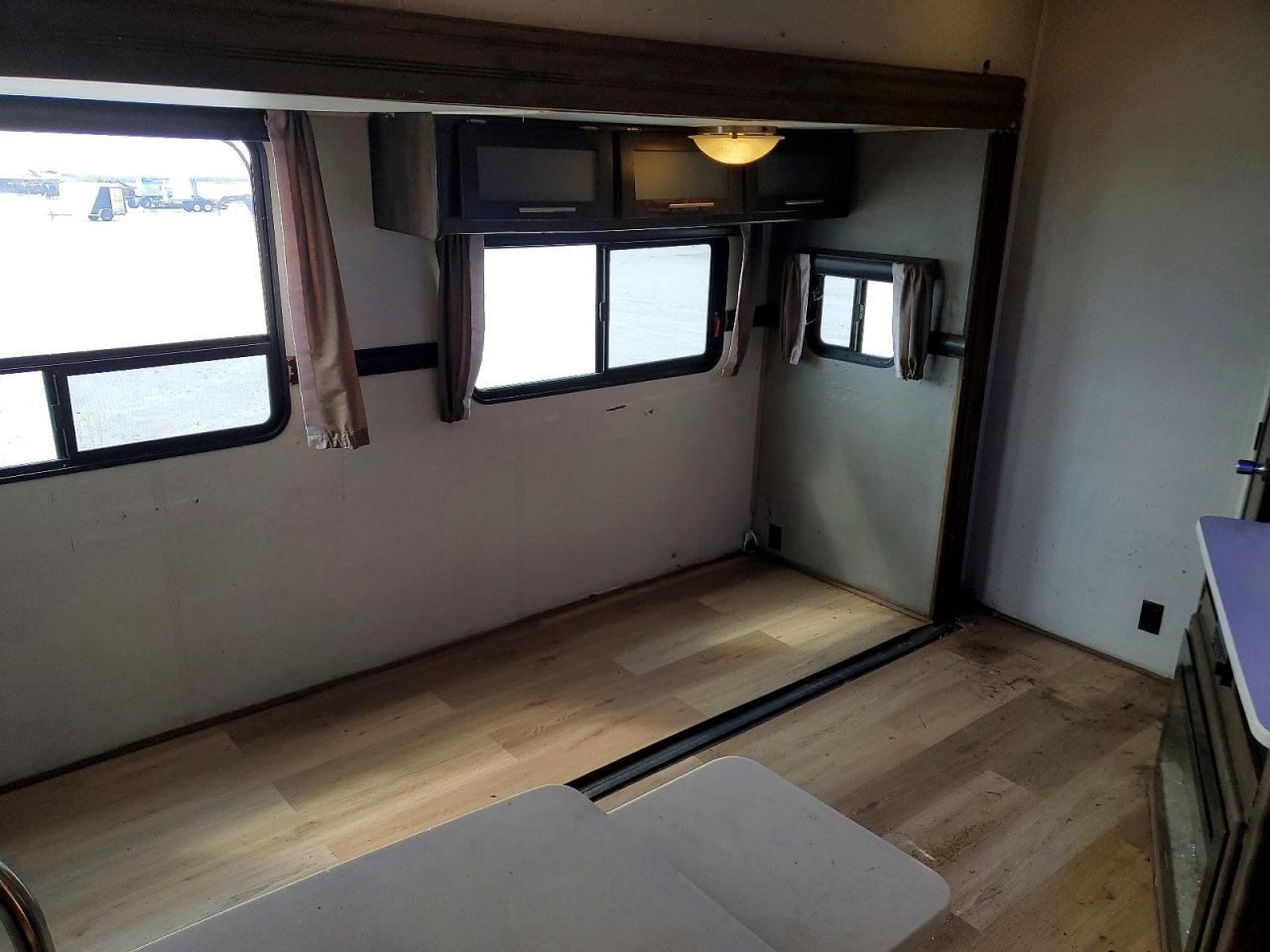 2018 KEYSTONE Trailer VIN 4YDF37525J9361447 photo 9