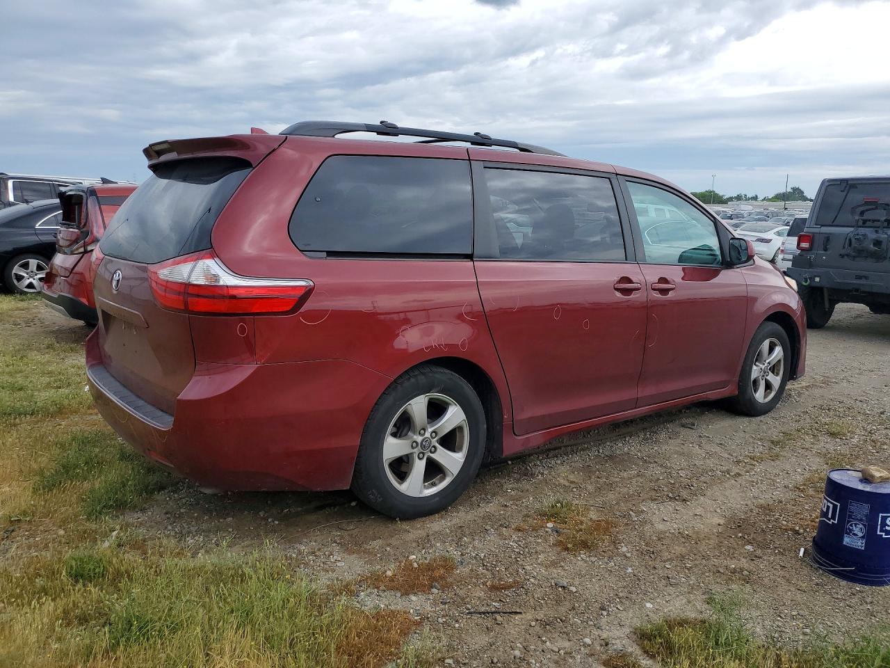 2018 Toyota Sienna VIN 5TDKZ3DC7JS913471 photo 3