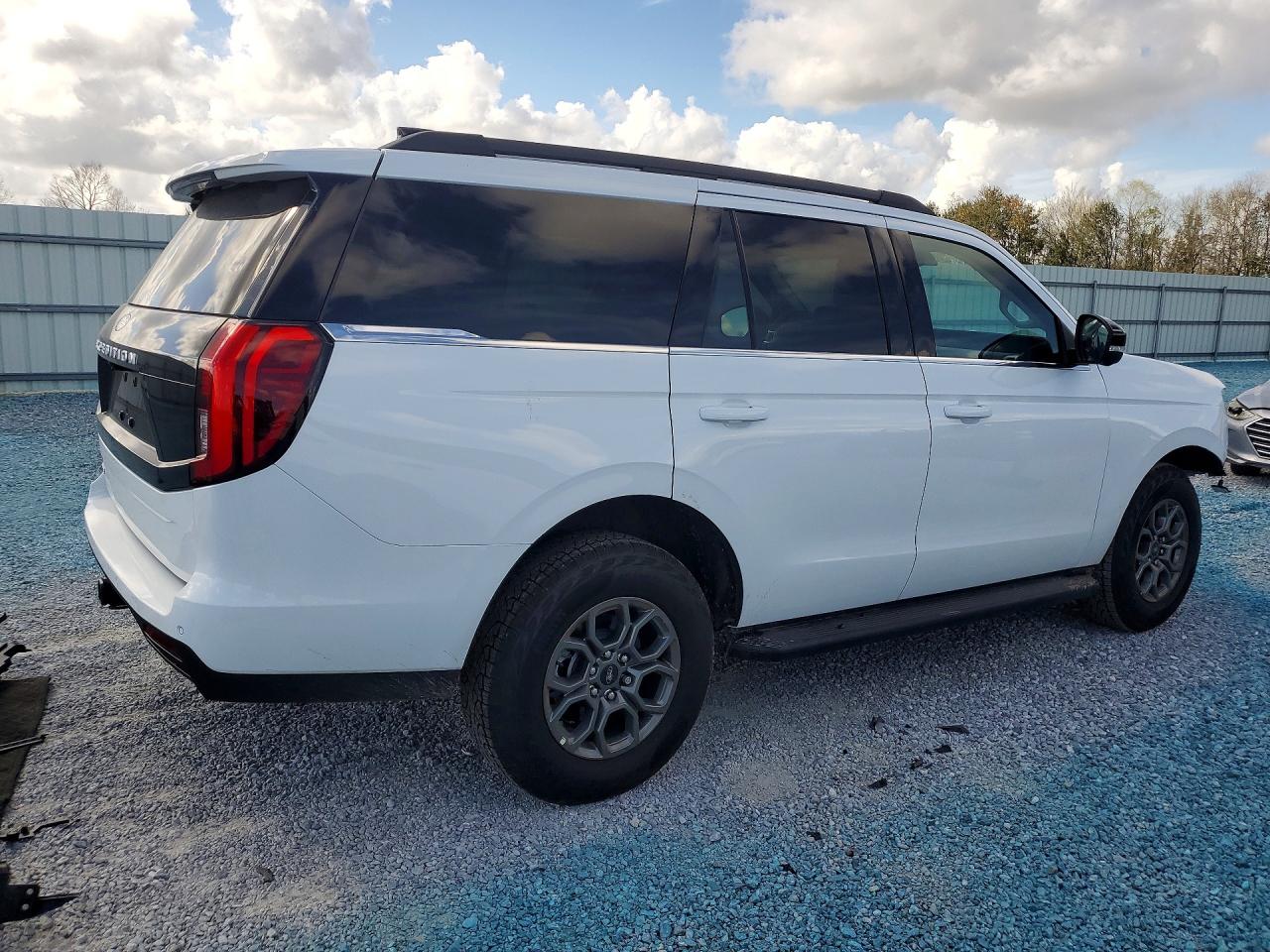 2026 Ford Expedition VIN 1FMJU1H80TEA04075 photo 3