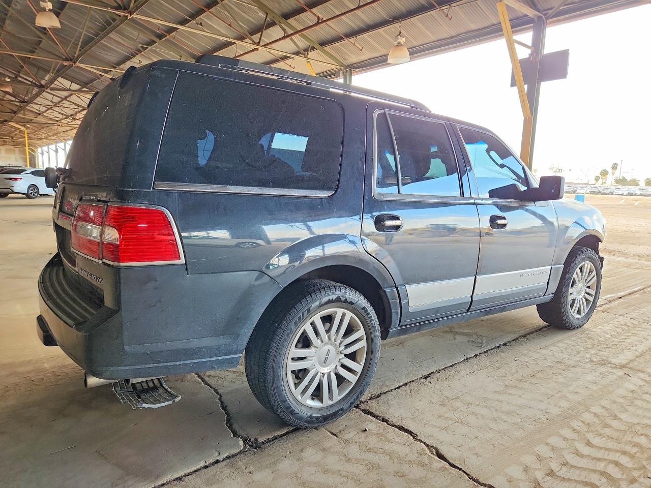 2010 Lincoln Navigator VIN 5LMJJ2H51AEJ09433 photo 3