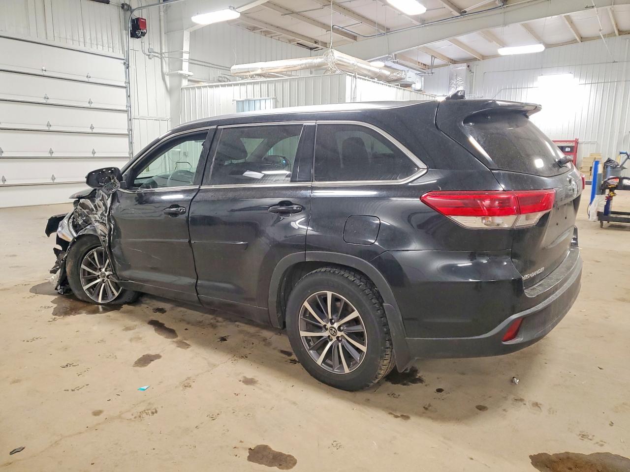 2017 Toyota Highlander VIN 5TDJZRFH0HS442815 photo 2