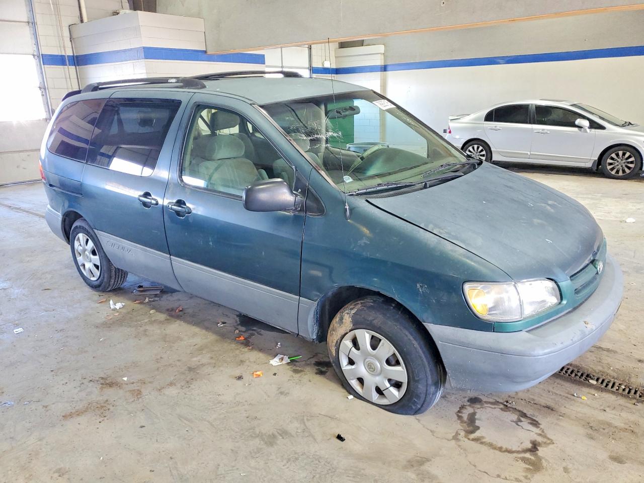 1998 Toyota Sienna VIN 4T3ZF13C4WU036067 photo 4