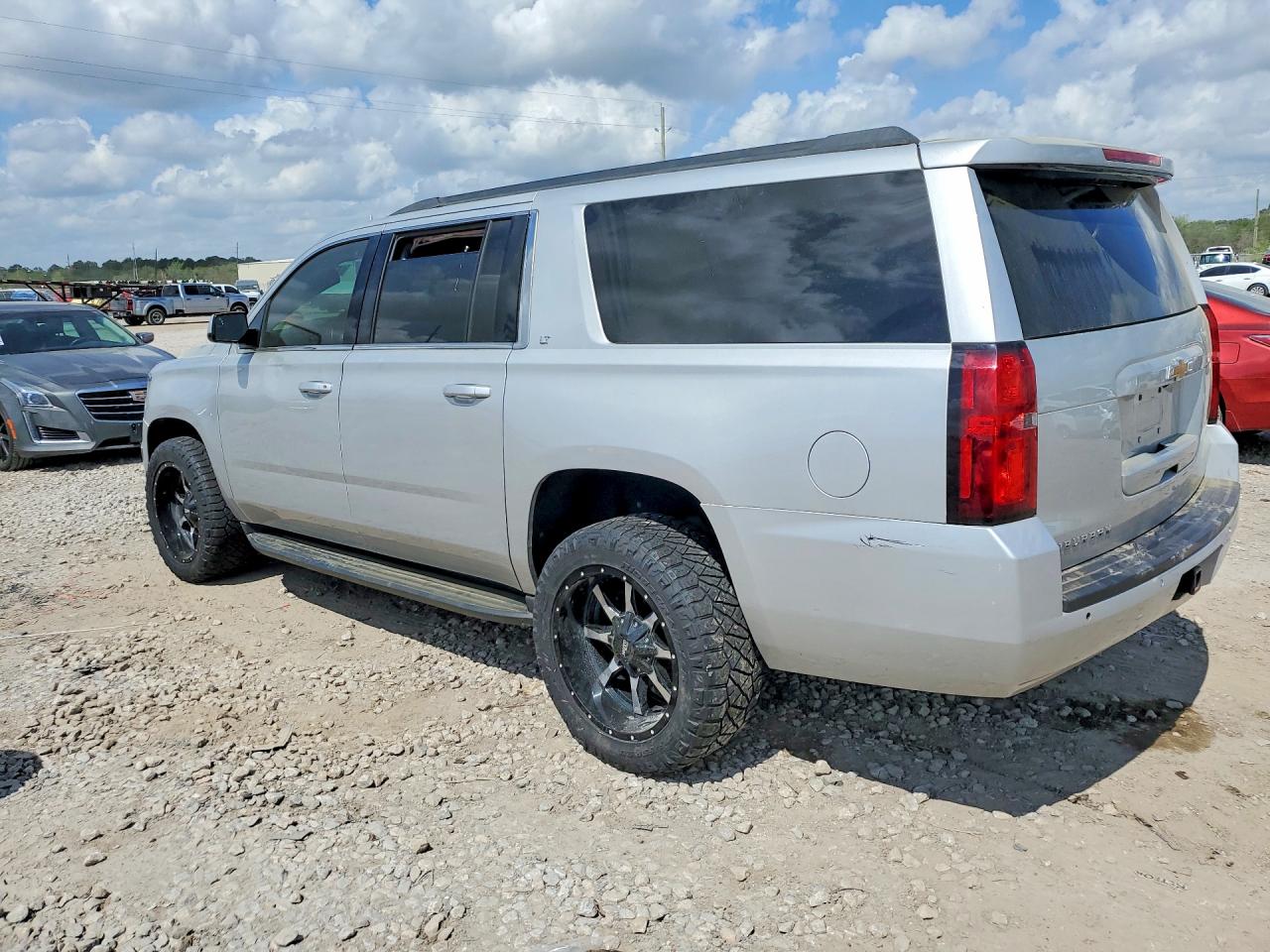2020 Chevrolet Suburban VIN 1GNSKHKC3LR101596 photo 2