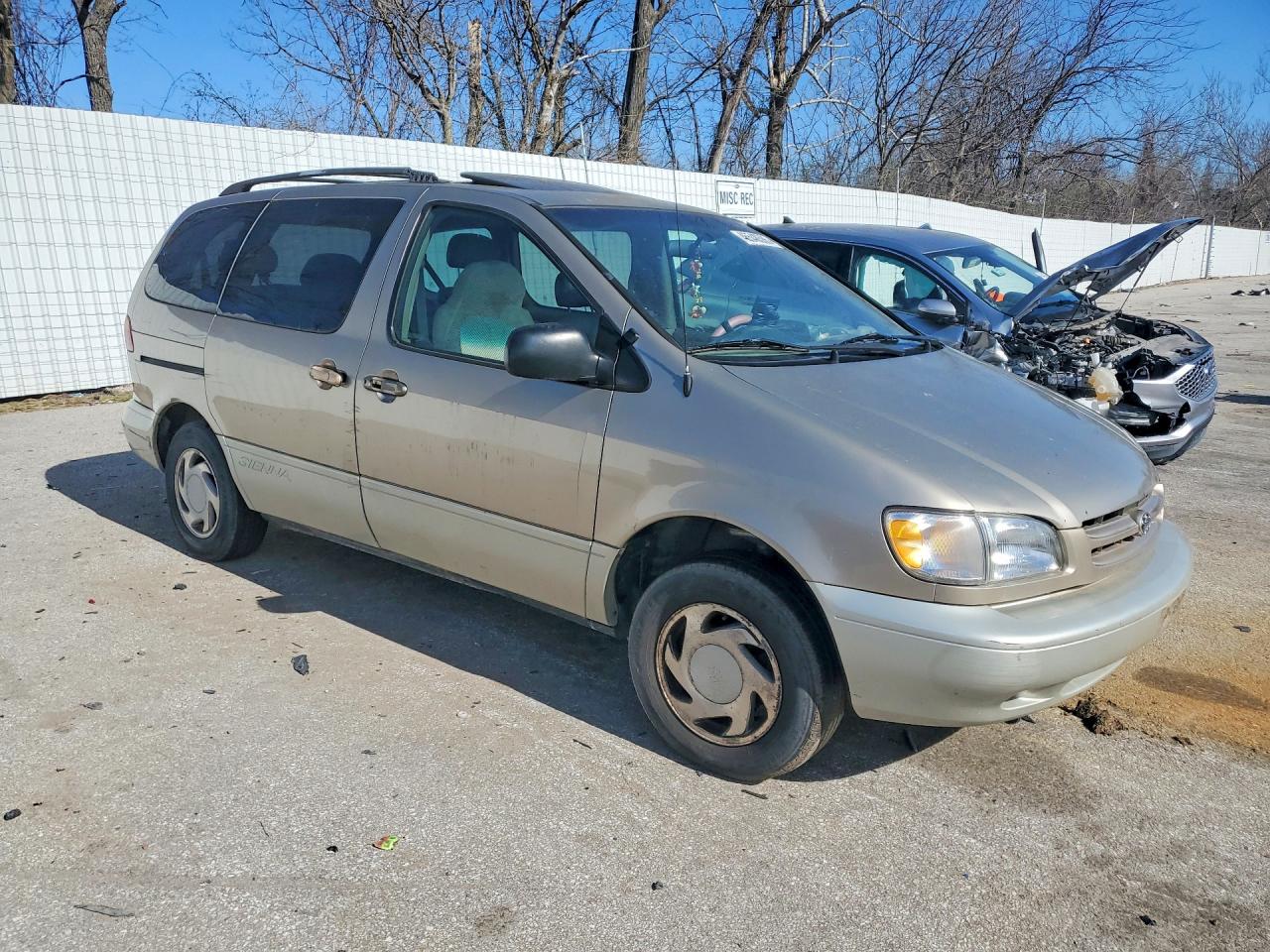 2000 Toyota Sienna VIN 4T3ZF13C1YU180419 photo 4
