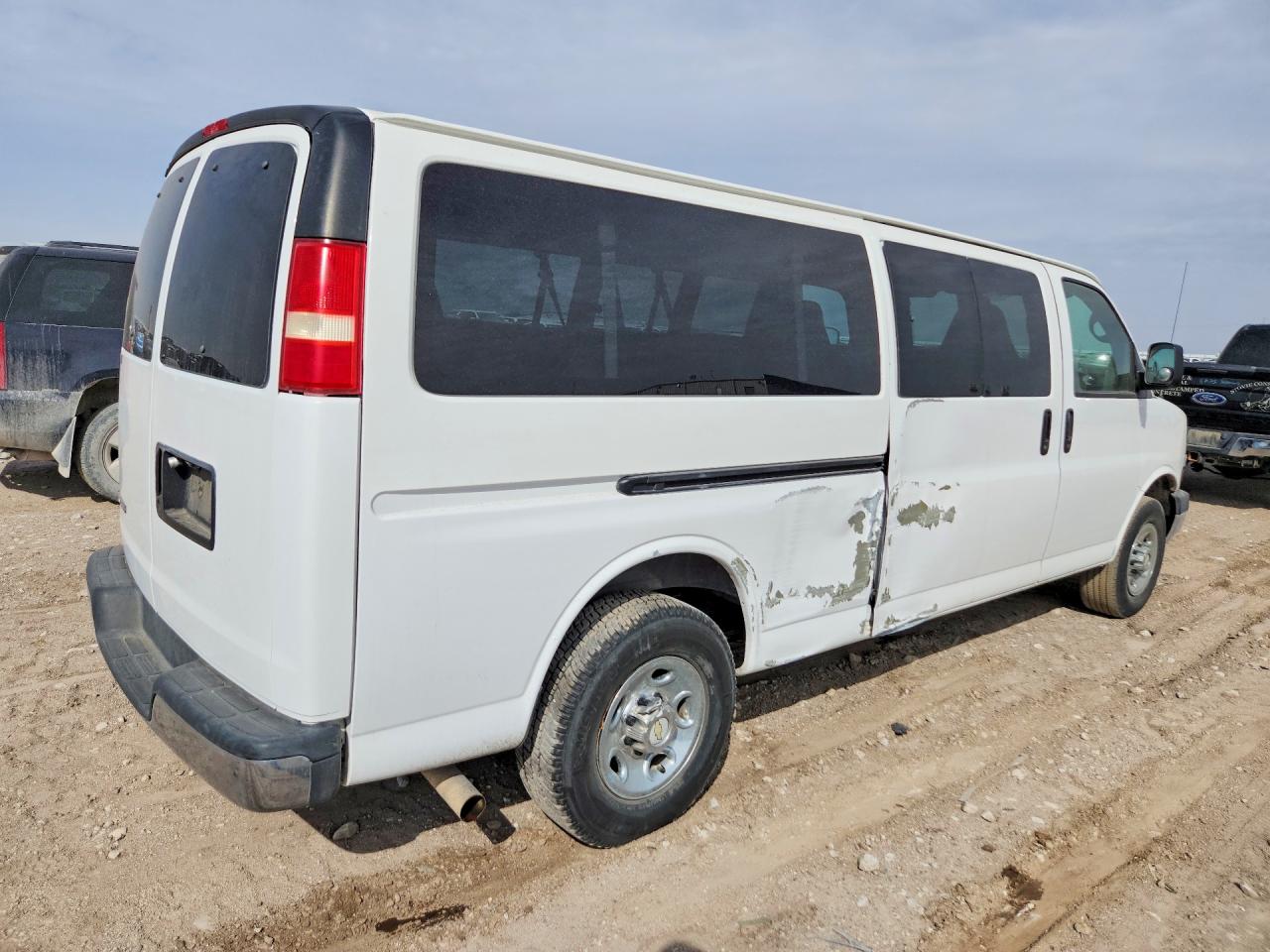 2007 CHEV Express VIN 1GAHG39U371166676 photo 3